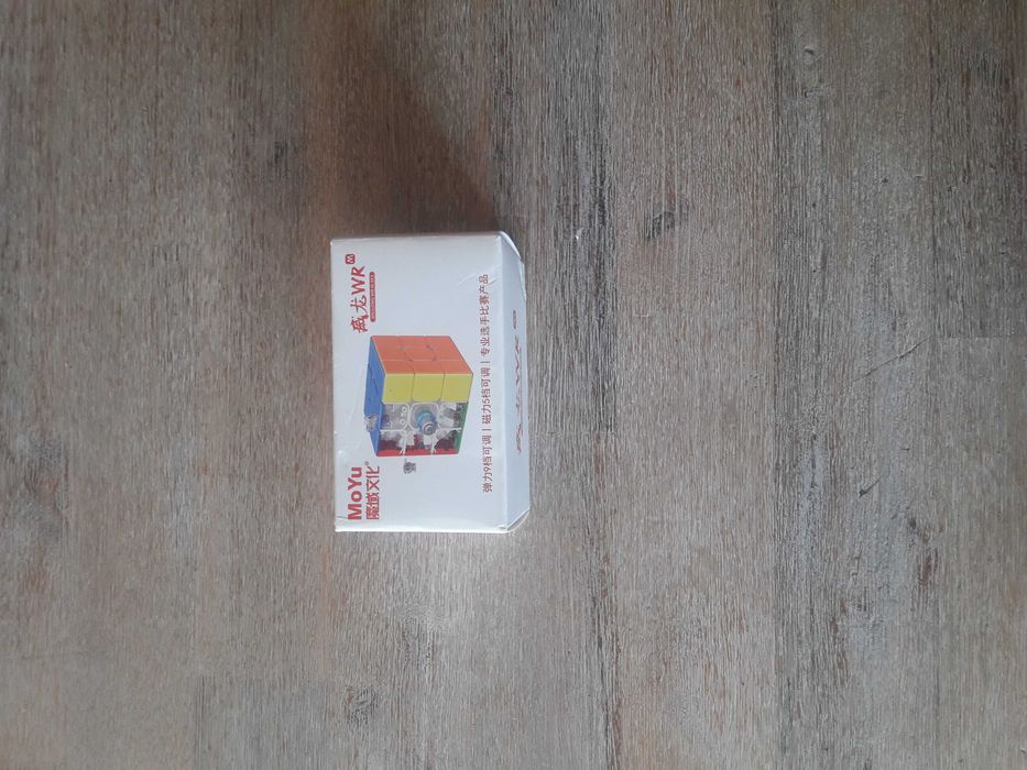 Vand cuburi rubice aprope noi.