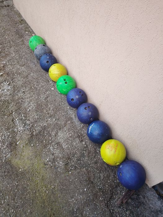 Vând bile bowling