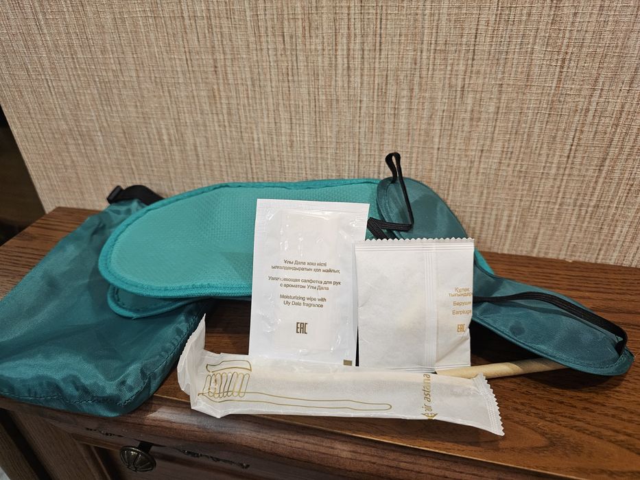 Сумочка, маска для сна, тапочки