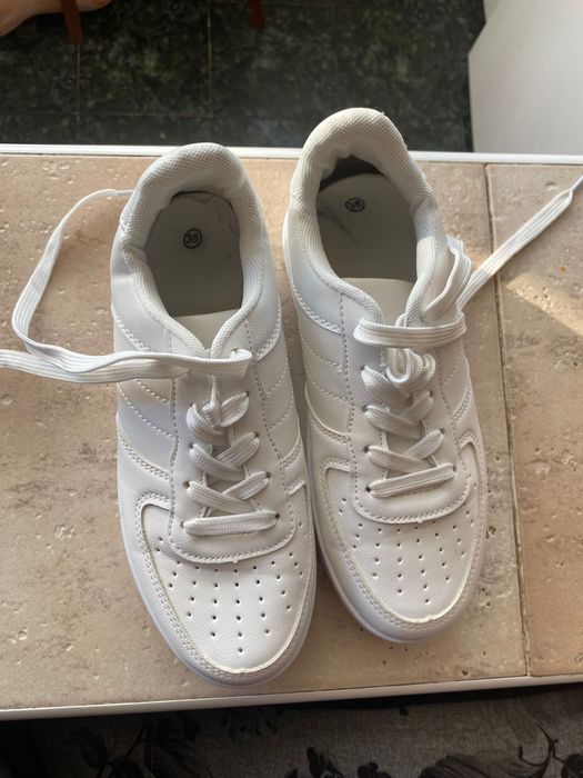 Маратонки кожени бели