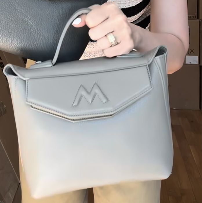 Caut Monday mini-Laura Maxim