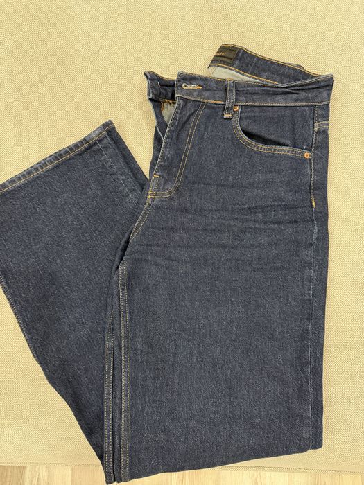 Синие джинсы, прямого кроя