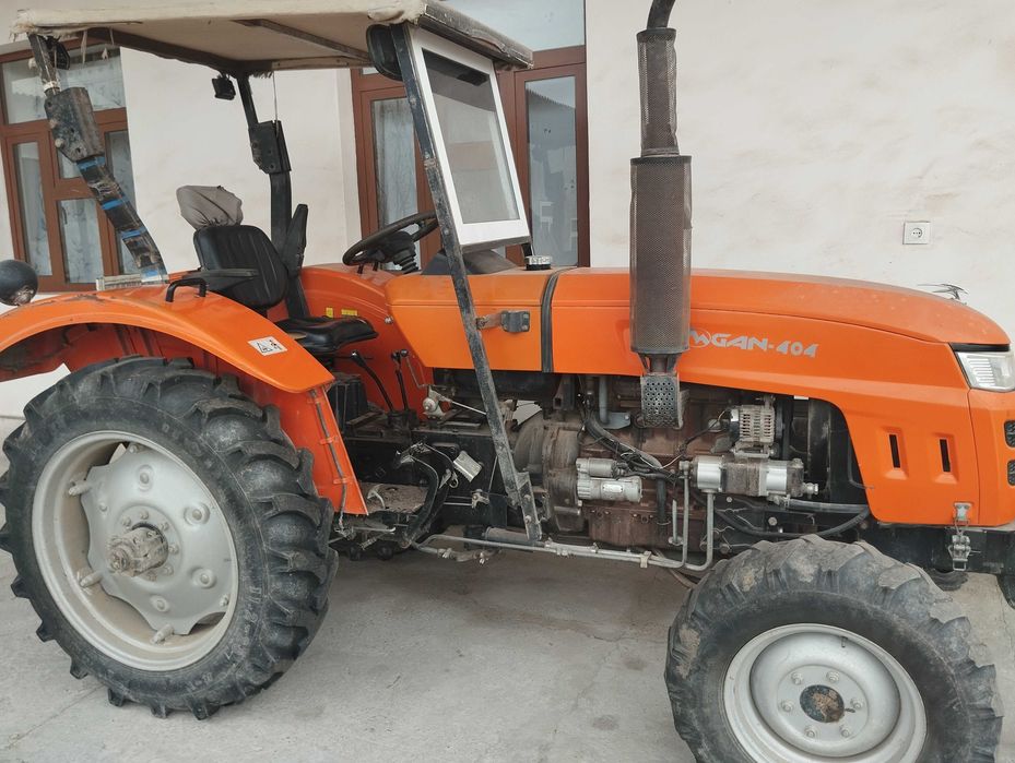 Трактор CHIMGAN 404 сотилади. Срочно! Пул керак булди шунга.