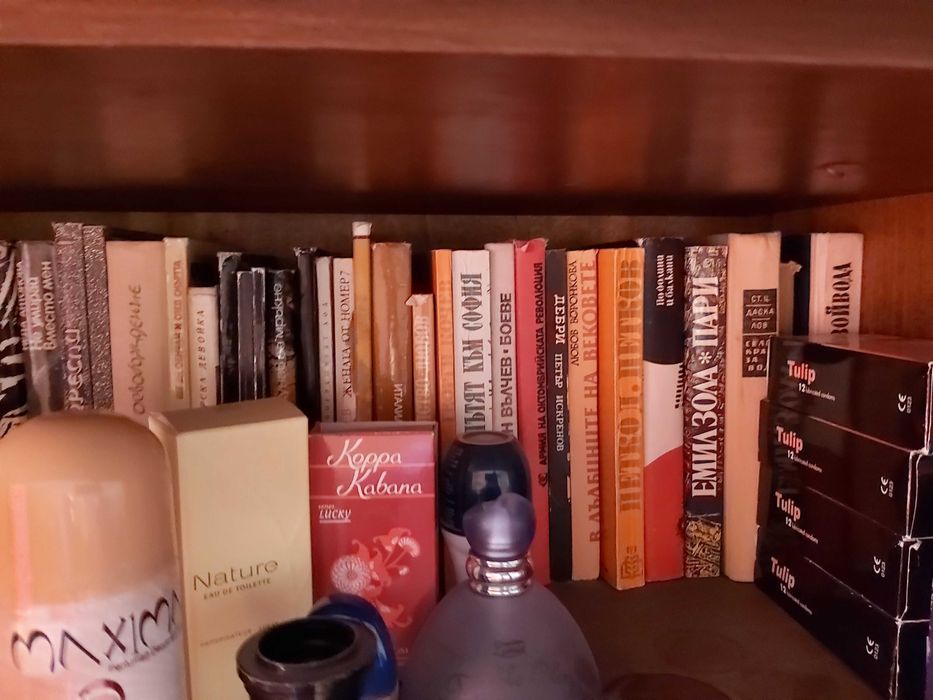 продавам книги купувани от 1975 г до 1990 г, заглавията са на снимките