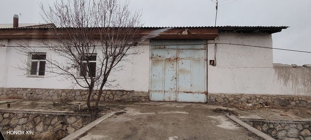 Baxovaddin Ziyoratgohi orqa tomonda. 22 sotiqli 3 ta uchaska sotiladi