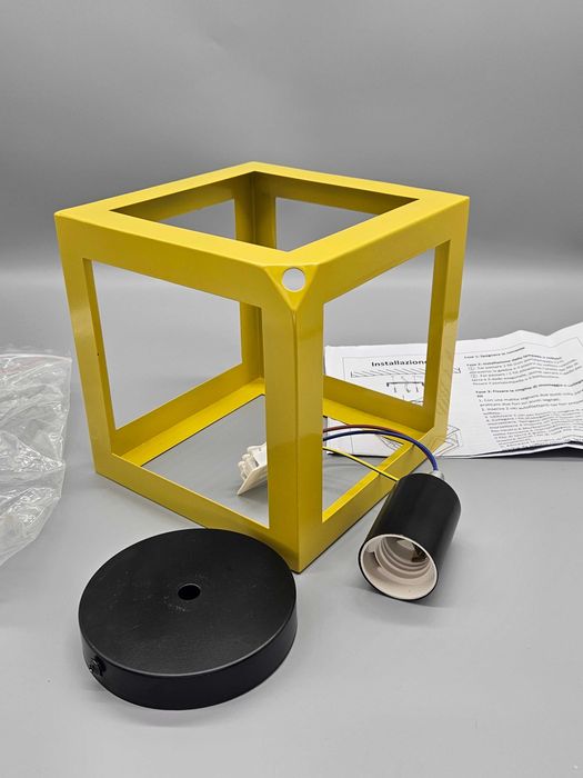 Декоративна висяща лампа в модерен кубичен дизайн – жълта