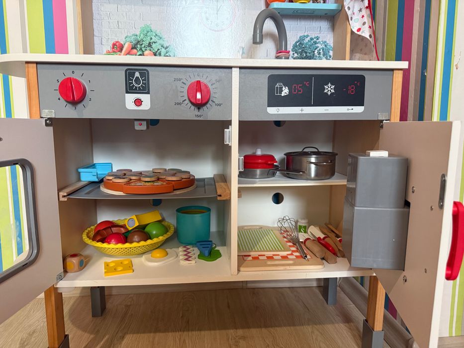 Детска дървена кухня – със светлинни, звукови ефекти и аксесоари
