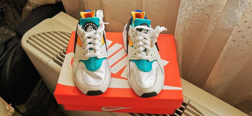 Оригинални маркови дамски маратонки NIKE Air Huarache - 35,5 номер