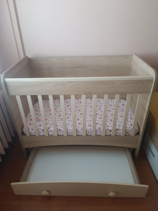 Бебешко легло с люлка.