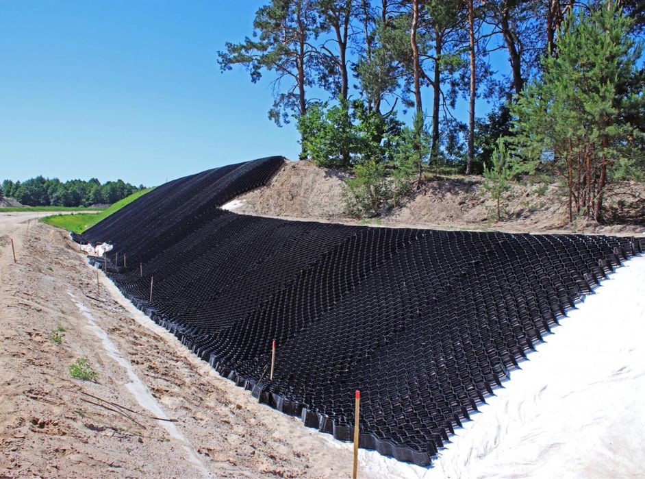 георешетка армат м-150. откос земляной насыпи. укрепление земляных откосов. берегоукрепление георешеткой схема. укрепление склона георешеткой чертеж.