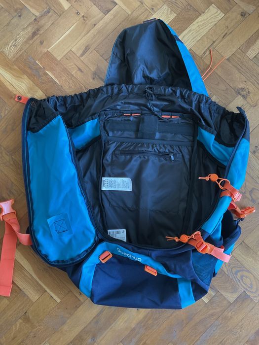 Продавам нова туристическа раница Quechua Forclaz 40 + дъждобран