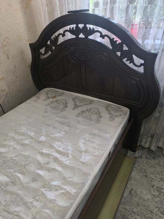 Kravat dlya spalniy v xoroshom sostayaniy