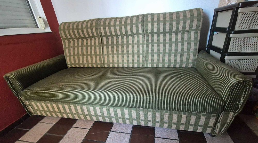 Разтегателен диван