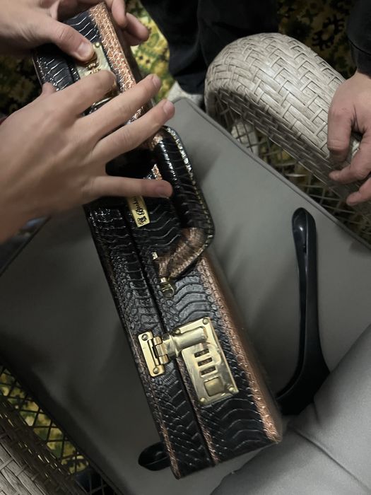 Servieta cu piele de crocadail