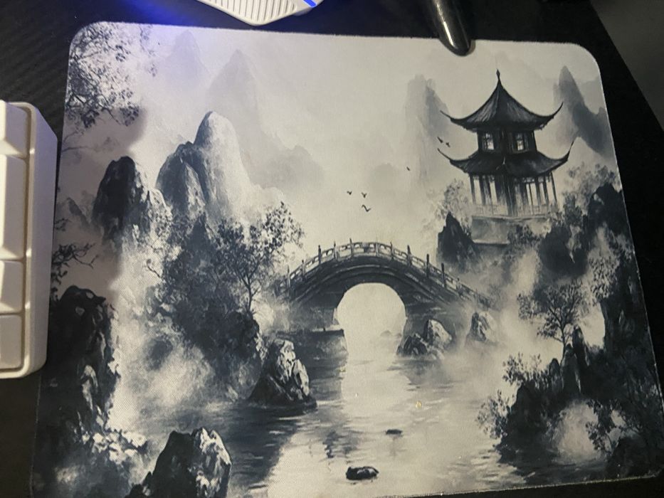 In pachet se va afla unitatea, maus cu led, tastatura cu led,maus ped,casti cu led,microfon cu led