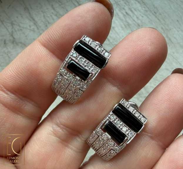 Pereche de cercei Art Deco din aur alb, decorată cu onix și diamante