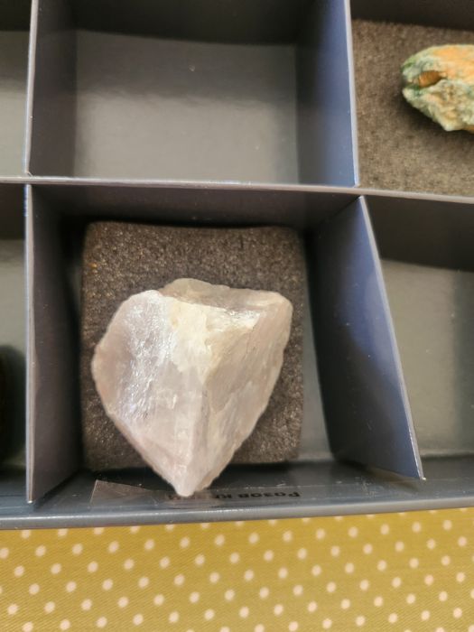 Продавам част Минералите на Земята