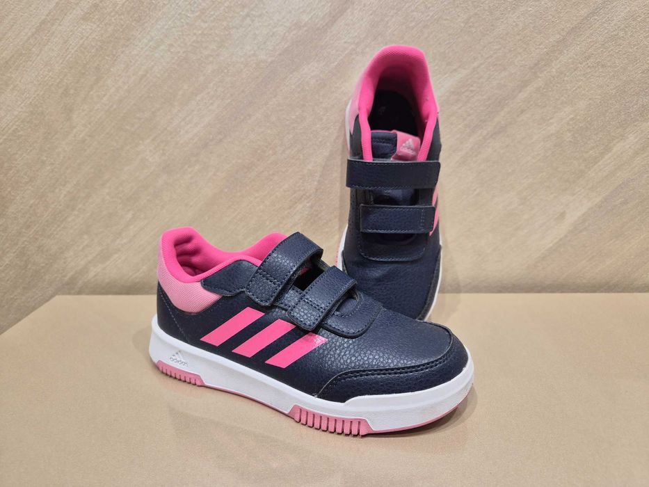 Продавам детски кецове Adidas