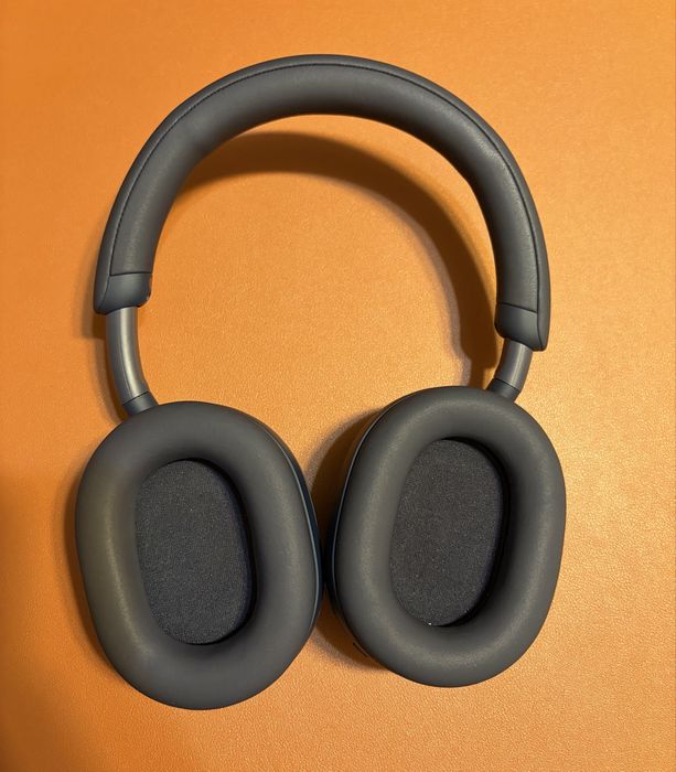 Casti Sony WH-1000XM5 Midnight Blue ca noi