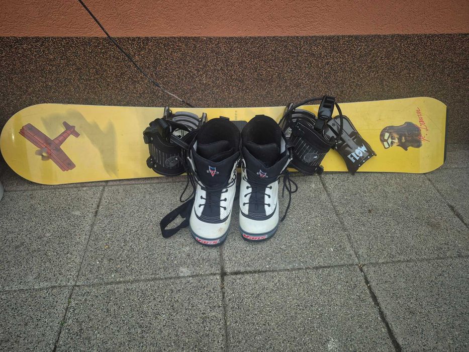 Vând placă de snowboard cu bocanci