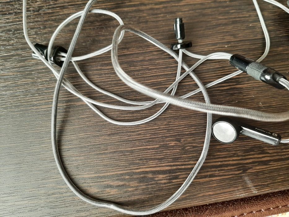 Наушники проводные!