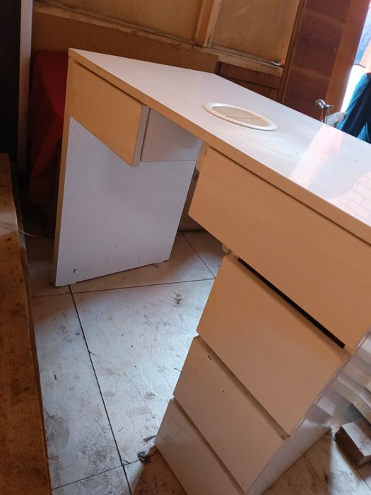 Продам маникюрный стол с пылесосом