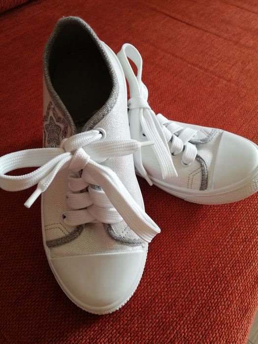 Бели кецове със звездички, 32 номер