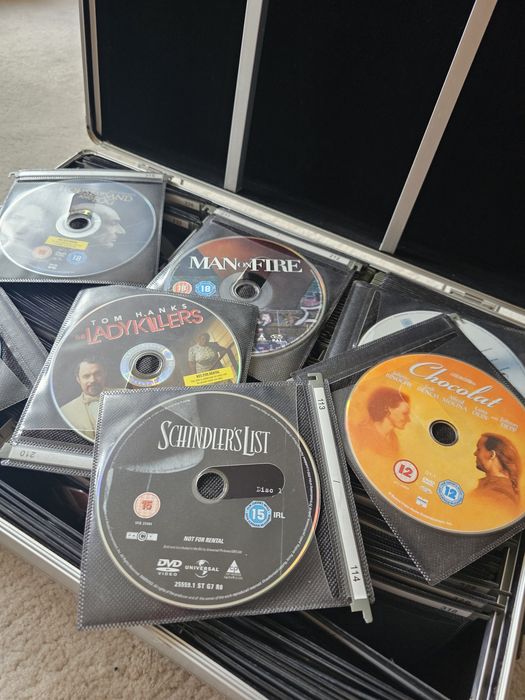 Метален  куфар  за съхранение на CD  и  DVD.