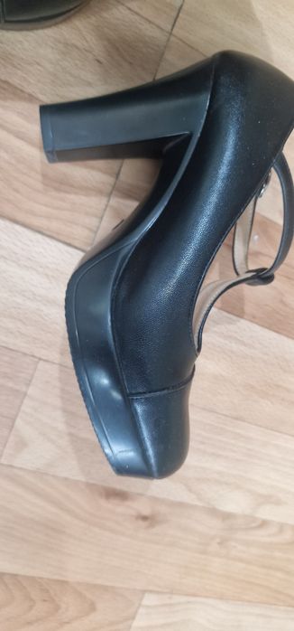 Срочно продам Туфли женские