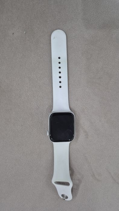 Продавам часовник apple watch se 2020