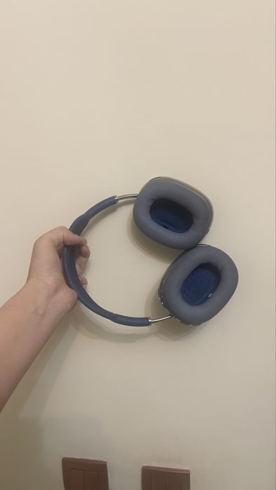 Прлдам Airpods max синего цвета