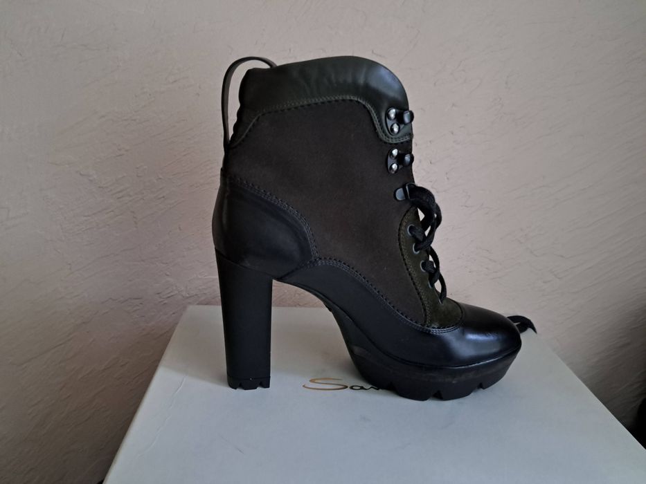 Продам ботильоны фирмы Santoni. Новые.