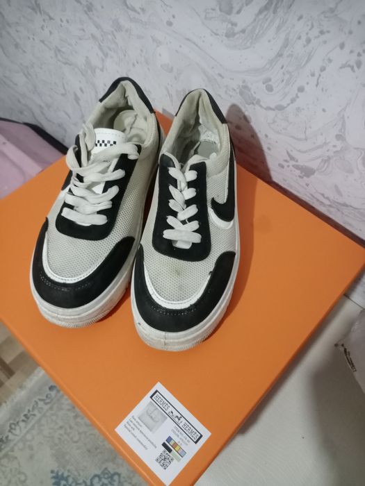 Кроссовки женские