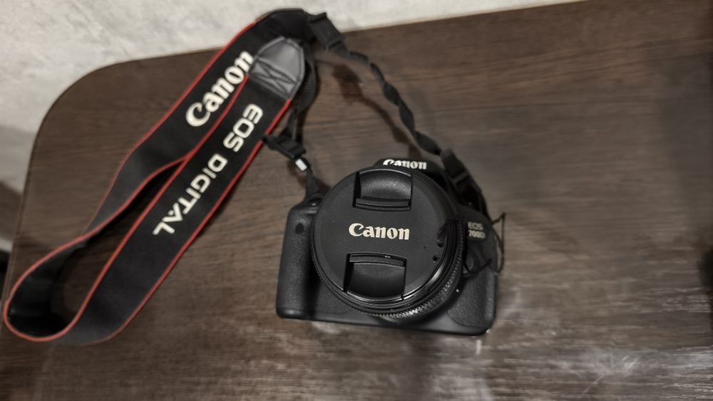 Продам камеру Canon EOS700D