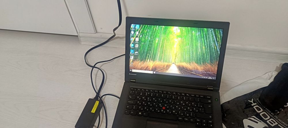 Navutbuk Linova sotiladi ishlashi zur pul zaril uchun sotiladi