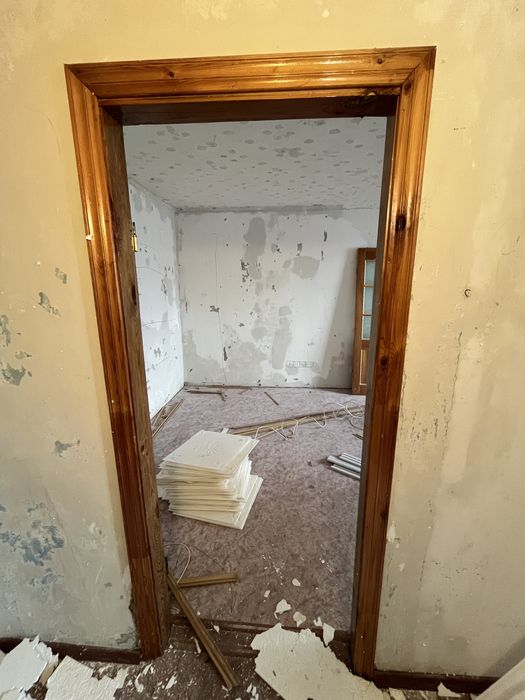 двери с косяками и обналичниккми