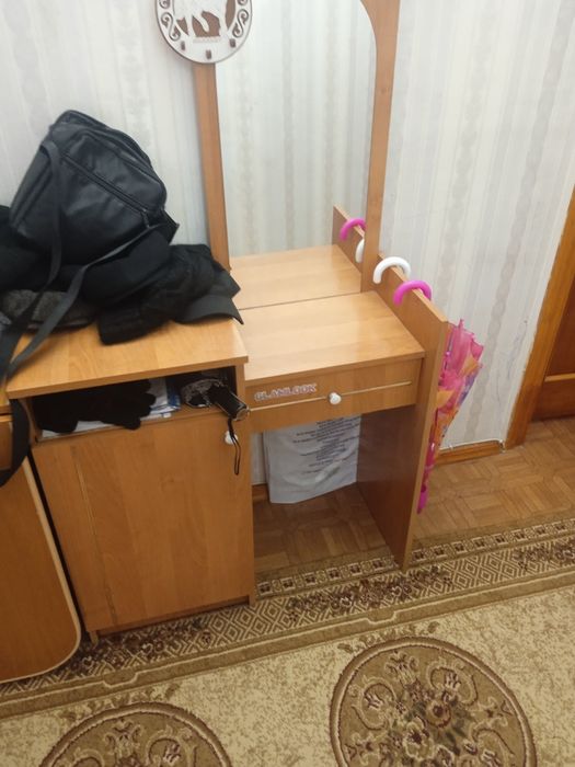 Трюмо с зеркалом