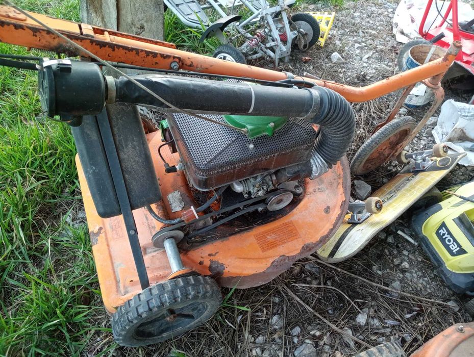 Mașină de tuns iarba