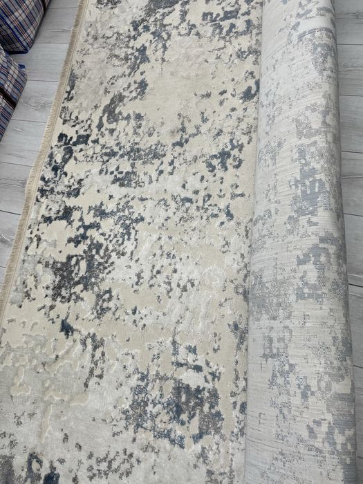 Продаю ковер 3/4 и люстру.