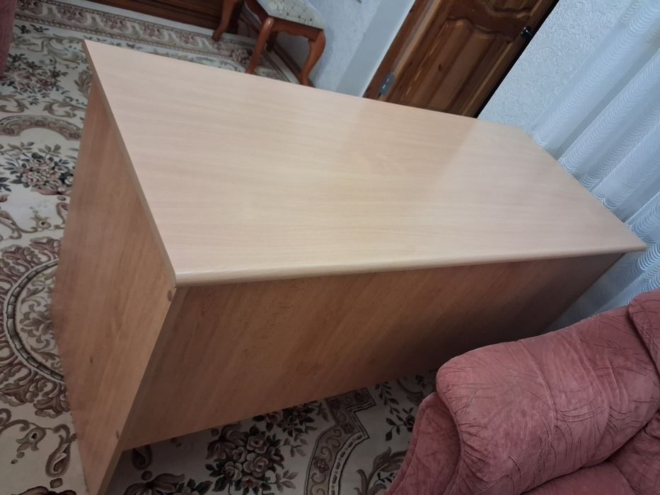 Продаётся стол письменный двухтумбовый