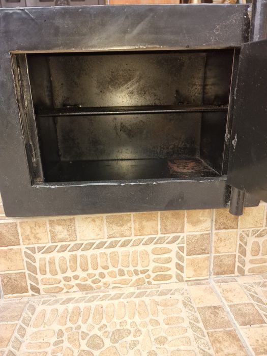 Сейф металически