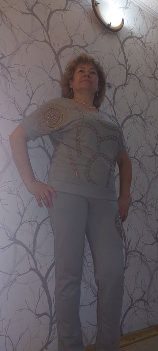 Продам костюмы женские