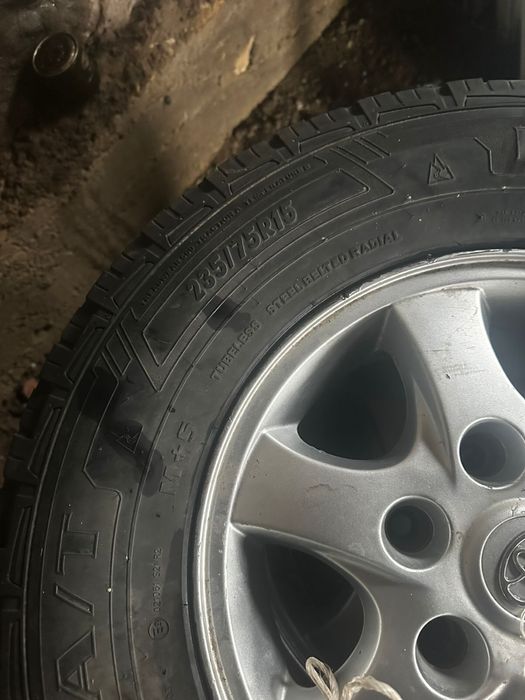 Шины все сезонка с дисками продается 235/75/15