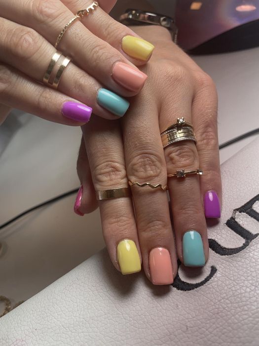 Manichiura si pedichiura la salon dar si la domiciliul clientei.