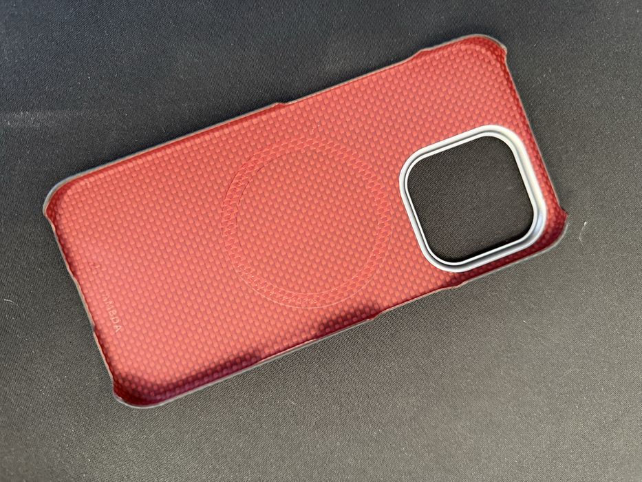 Карбоновый чехол iPhone 16 Pro