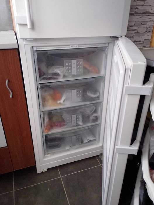Хладилник с фризер