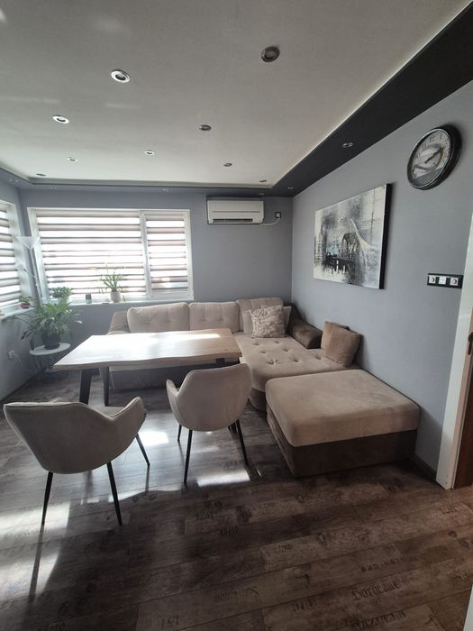 Продава 2 етажа от къща