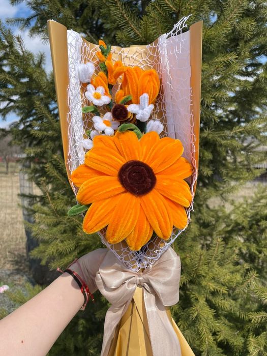 Buchet cu floarea soarelui din sârmă plușată realizat manual