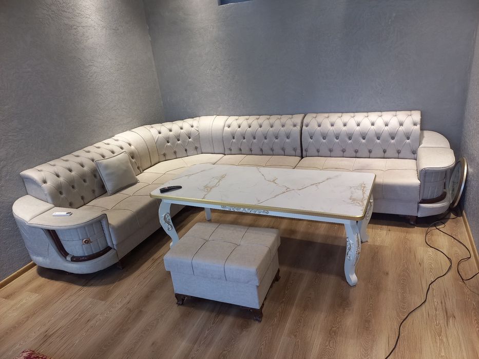 Продаю гостиный диван на 8 персон