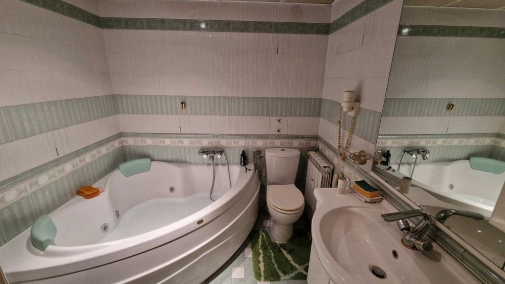 Продава се Тристаен апартамент в Русе, Център - 95 кв.м за 2106 €/кв.м - Снимка #5